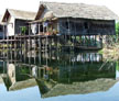 Viaggi Birmania | case a palafitta riflesse sull'acqua al lago Inle