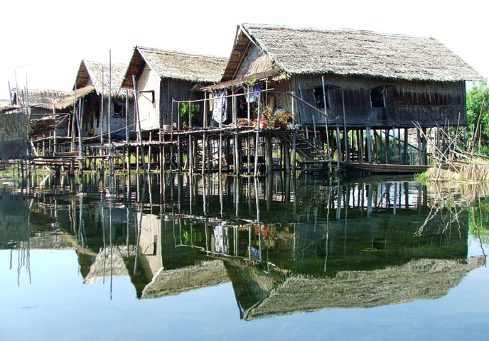 Viaggi Birmania | case a palafitta della tribù Intha sul lago Inle