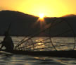 Birmania | pescatore al tramonto con la caratteristica rete