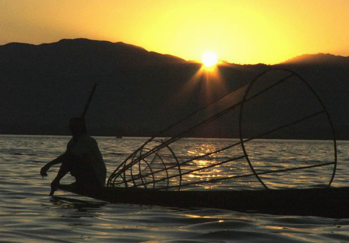 Viaggi Birmania | pescatore con caratteristica rete sul lago Inle