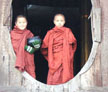 Giovani monaci al monastero shweyanpyay sul lago inle
