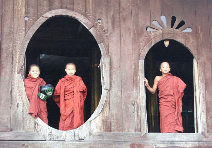 Viaggi Birmania | giovani monaci al monastero shweyanpyay - lago Inle