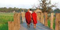 Viaggi Birmania monaci sul pointe U Bein Bridge ad Amarapura
