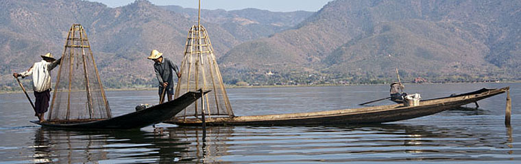 Viaggio Birmania | l'unico mezzo di trasporto sul lago Inle è la barca Viaggio Birmania pescatori sul lago Inle