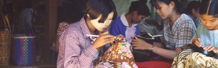 Viaggi Birmania | laboratorio artigianale a Baqgan per la lavorazione della lacca Viaggi Birmania | Lavorazione lacca