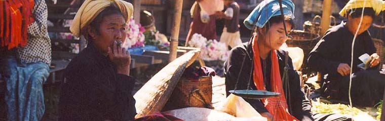 Viaggi Birmania - venditrici di un mercato sul lago Inle