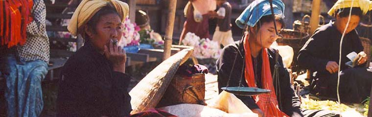 Viaggi Birmania | mercato al lago Inle Viaggi Birmania - venditrici di un mercato sul lago Inle