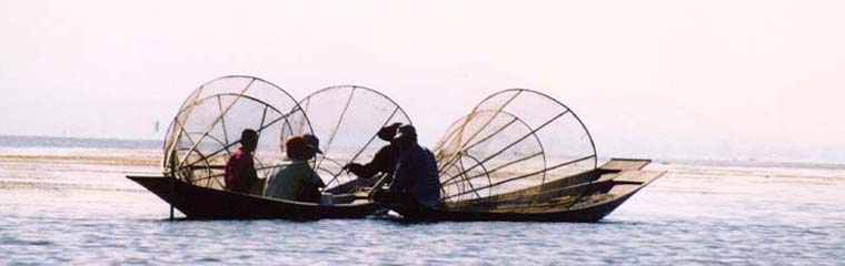 Viaggi Birmania | a oesac con le reti coniche sul Lago Inle Viaggi Birmania - pescatori sul lago Inle