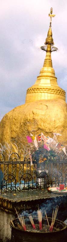 Viaggi Birmania | La Golden Rok santuario sacro ai buddhisti birmani Viaggi Birmania - Golden Rock uno dei luoghi sacri per i buddisti birmani